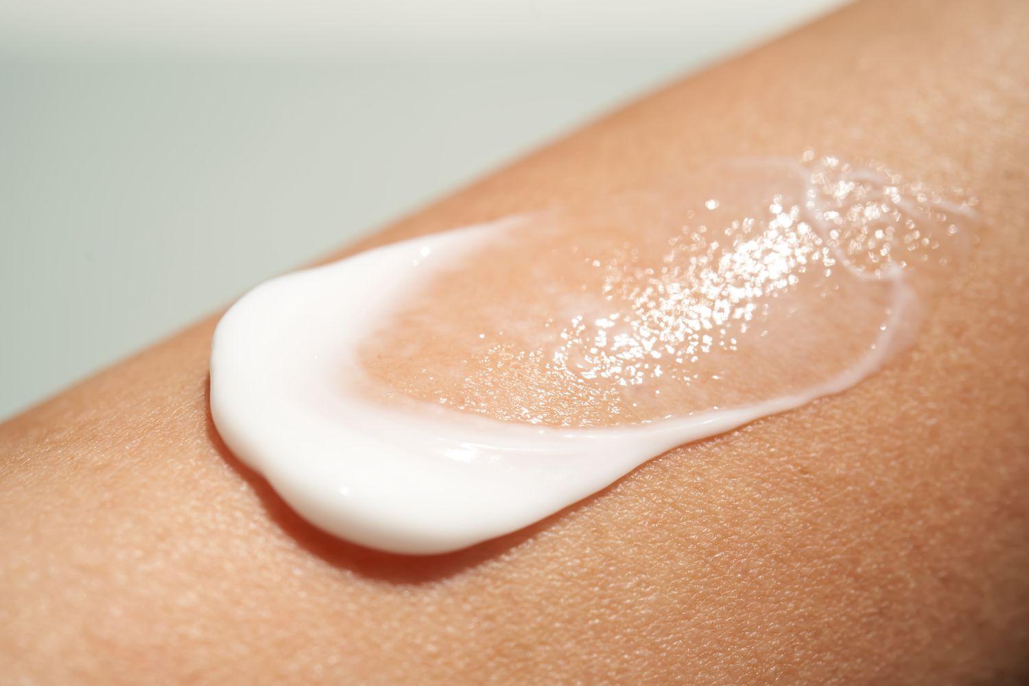 Eclat Soin Urea Body Cream for Rough Skin applied on smooth skin surface